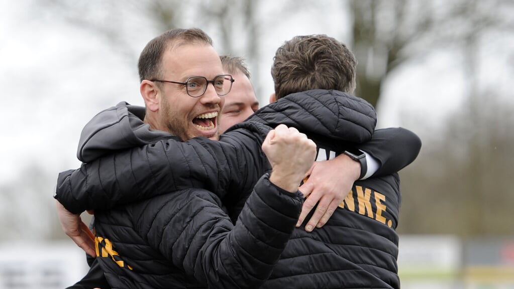 Vreugde na overwinning bij elftalleider Thijs ter Harmsel.