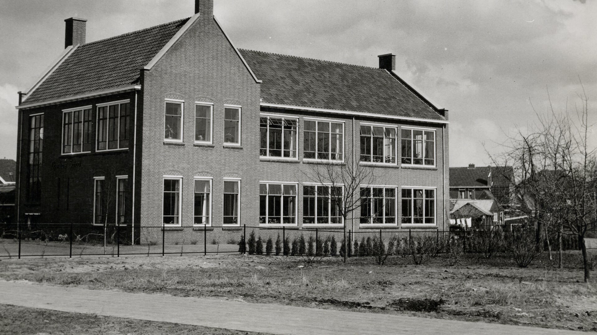 De Openbare school de Hemmelgaard, deze naam werd in 2001 vervangen door De Touwladder, die in 2005 officieel Daltonschool werd.