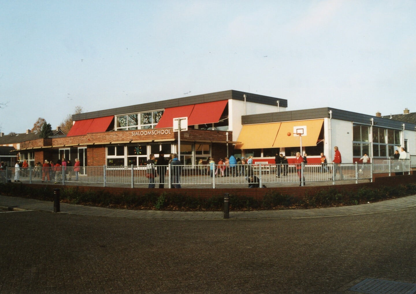 De Sjaloomschool aan de Savornin Lomanstraat, geopend in 1969. 
