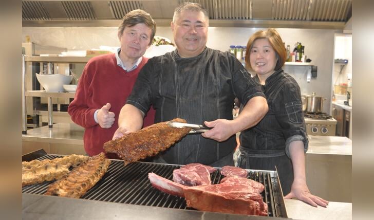 Alex Hu (links) en Willem Prevoost bij de lavagrill waarop de gerechten worden bereid. 