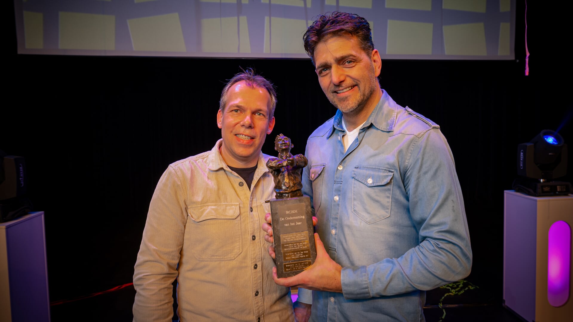 Bas ten Tusscher en Raymond van Amersfoort van Draw2Design met de gewonnen award.