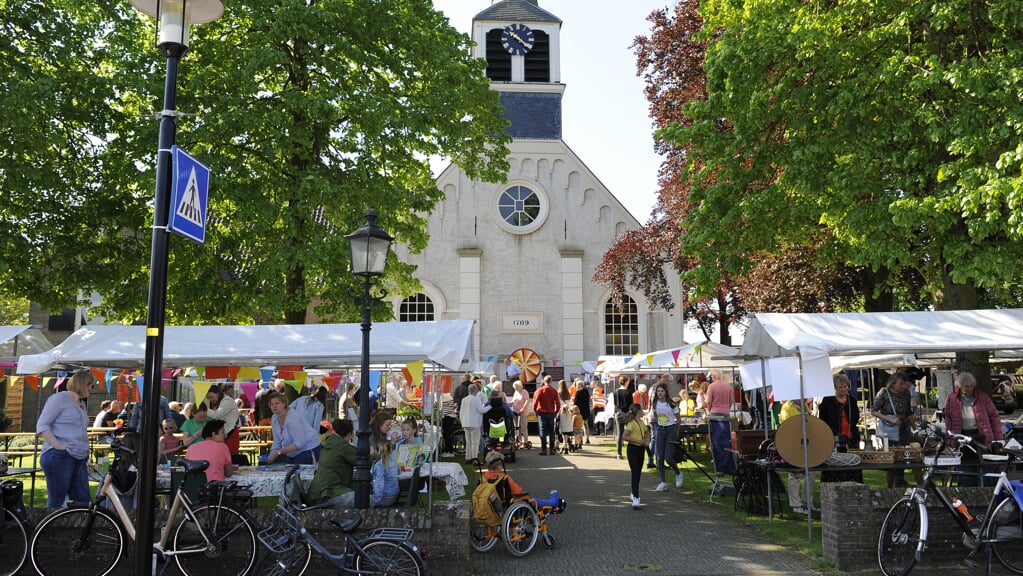 De kerkpleinmarkt bij de Hervormde Kerk.