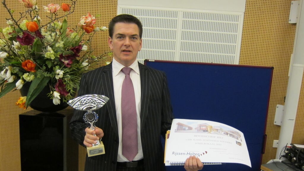 Wethouder Hans ter Keurst (PvdA) wint in 2012 de Karel van ’n Notoaris-wisselbeker. 