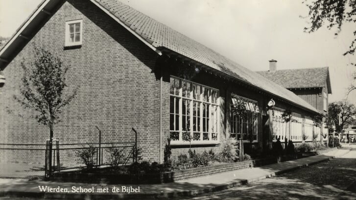 De Ichtusschool aan de Burgemeester Warnaarstraat, geopend in 1911. 