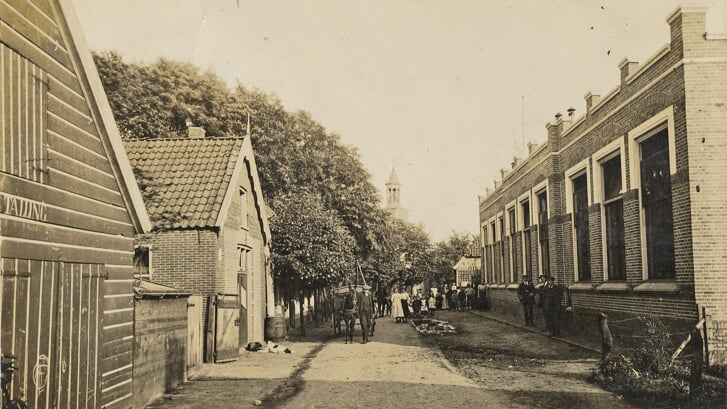 De Parochieschool in 1912 de eerste katholieke school voor jongens en meisjes. 