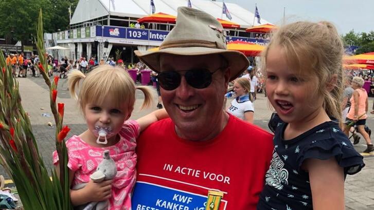 Bert Temmink in 2019 in Nijmegen, met zijn kleindochters Eva en Lisa op de arm.