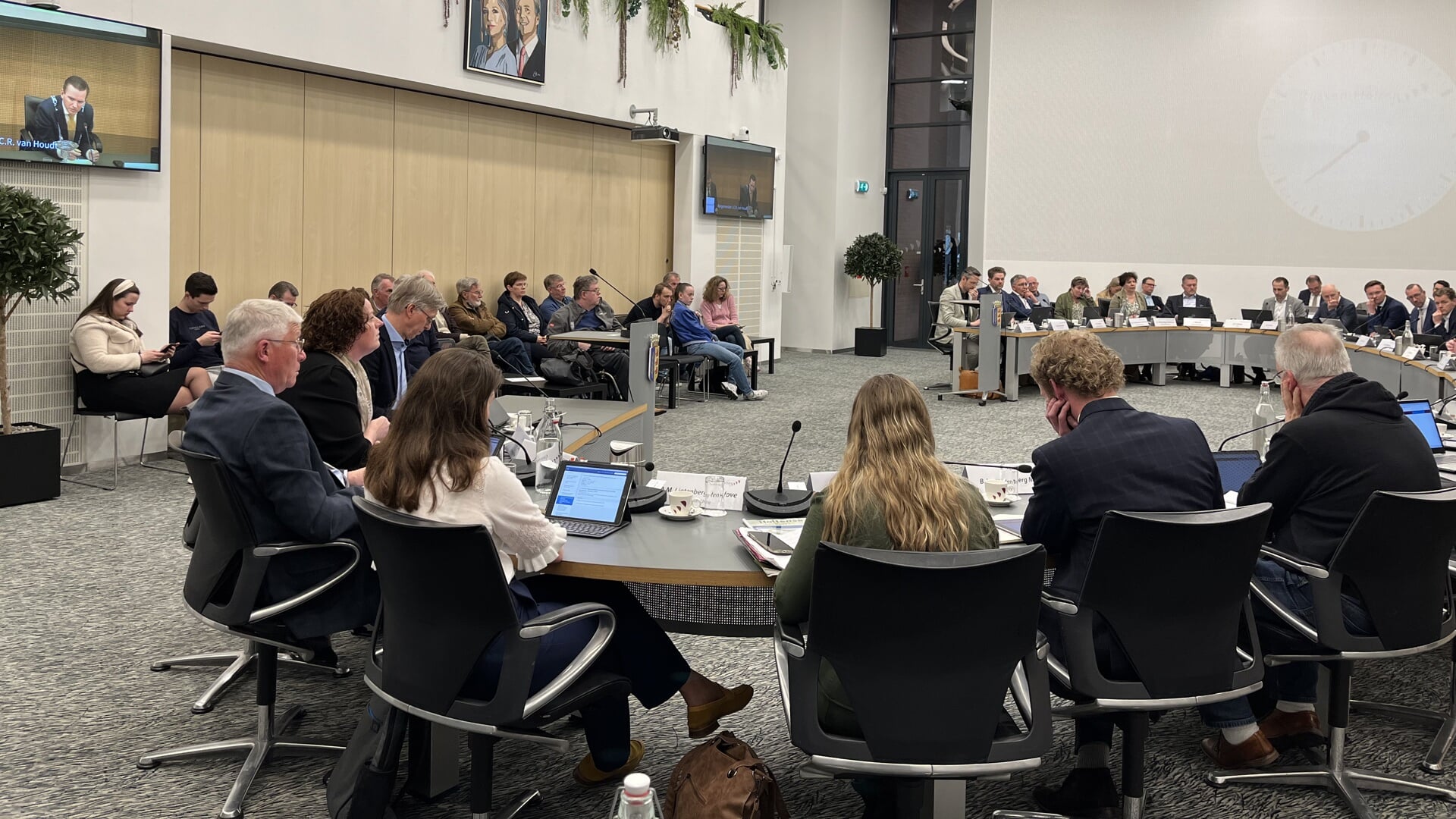 De gemeenteraad van Rijssen-Holten vergaderde in maart dialectmaand in het dialect en debatteerde er geducht op los. 