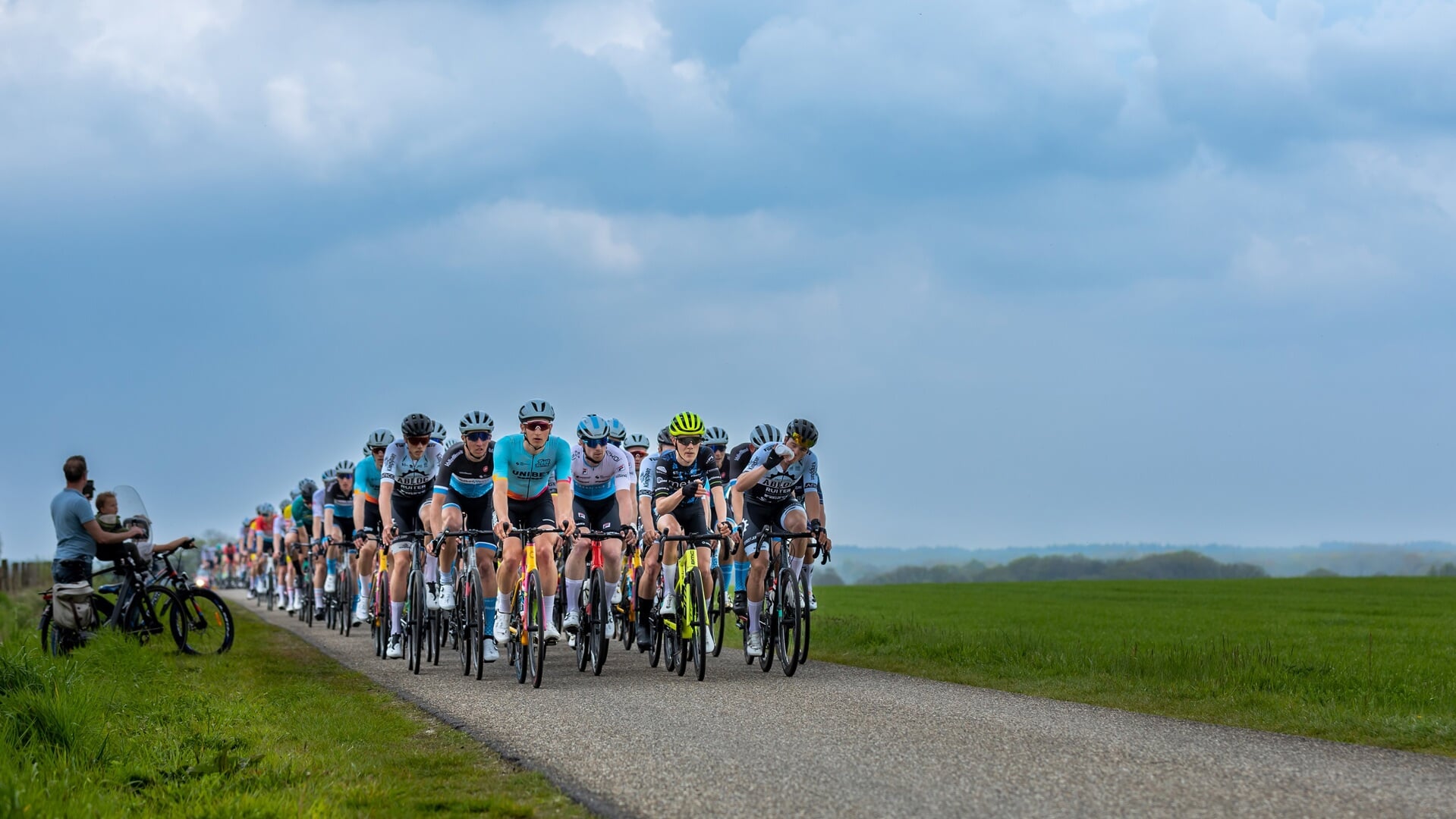 Het peloton bij Ootmarsum. Op 4 mei krijgen de renners een extra beklimming bij Hoge Hexel.