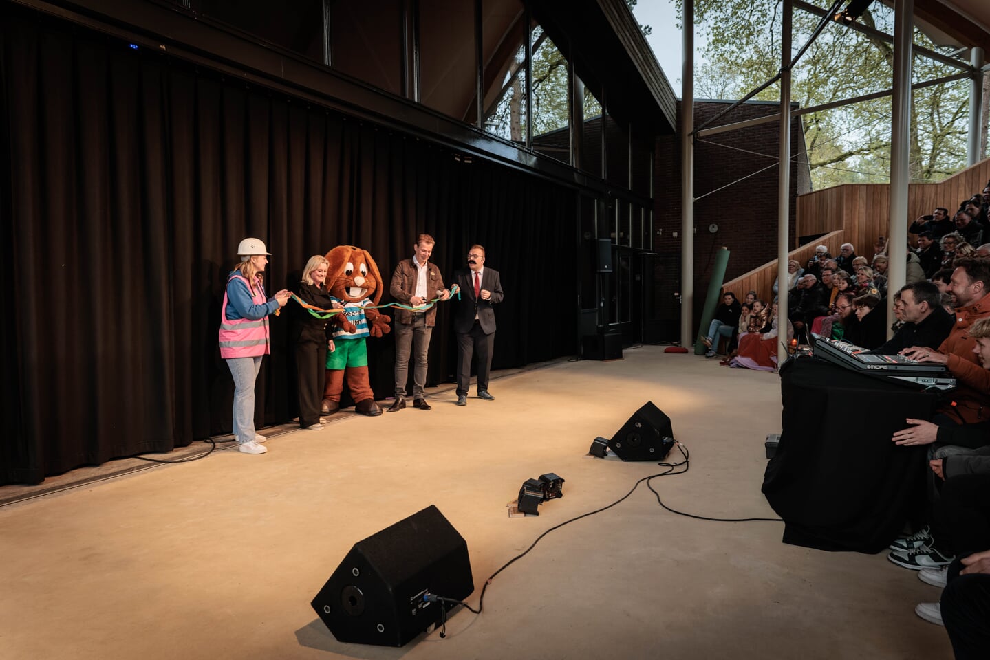 Naast de mascotte Bultje, Johanneke Hagedoorn en Gerrit-Jan Hagedoorn (eigenaren van Beerze Bulten) die de openingshandeling van het nieuwe buitentheater verrichten.