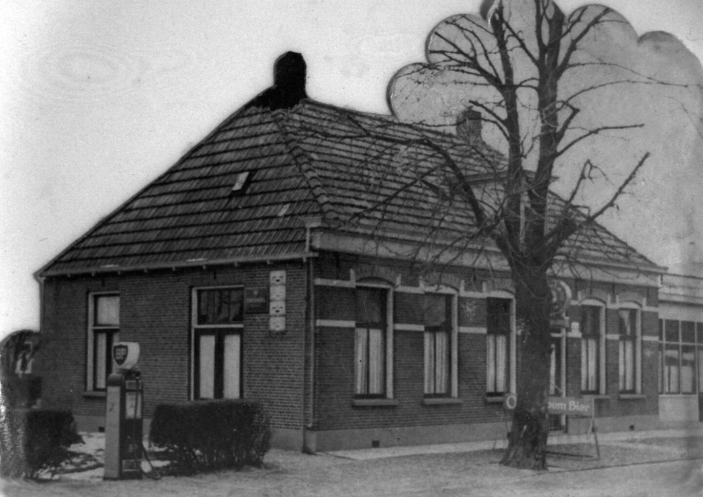 De start van de Landbouwschool in Wierden vond plaats in Café Stottelers, later Café Hek en nu Tante Ell; een foto uit 1950. 
