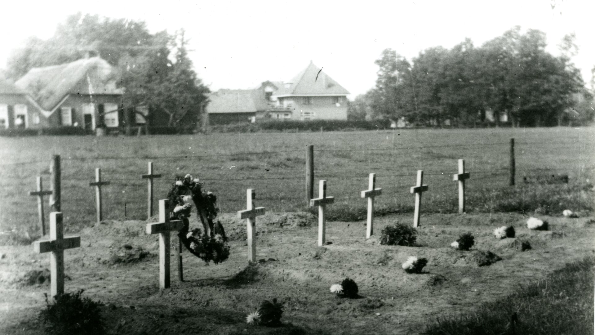 De tijdelijke begraafplaats van de 10 in Haarle gesneuvelde Canadese soldaten.