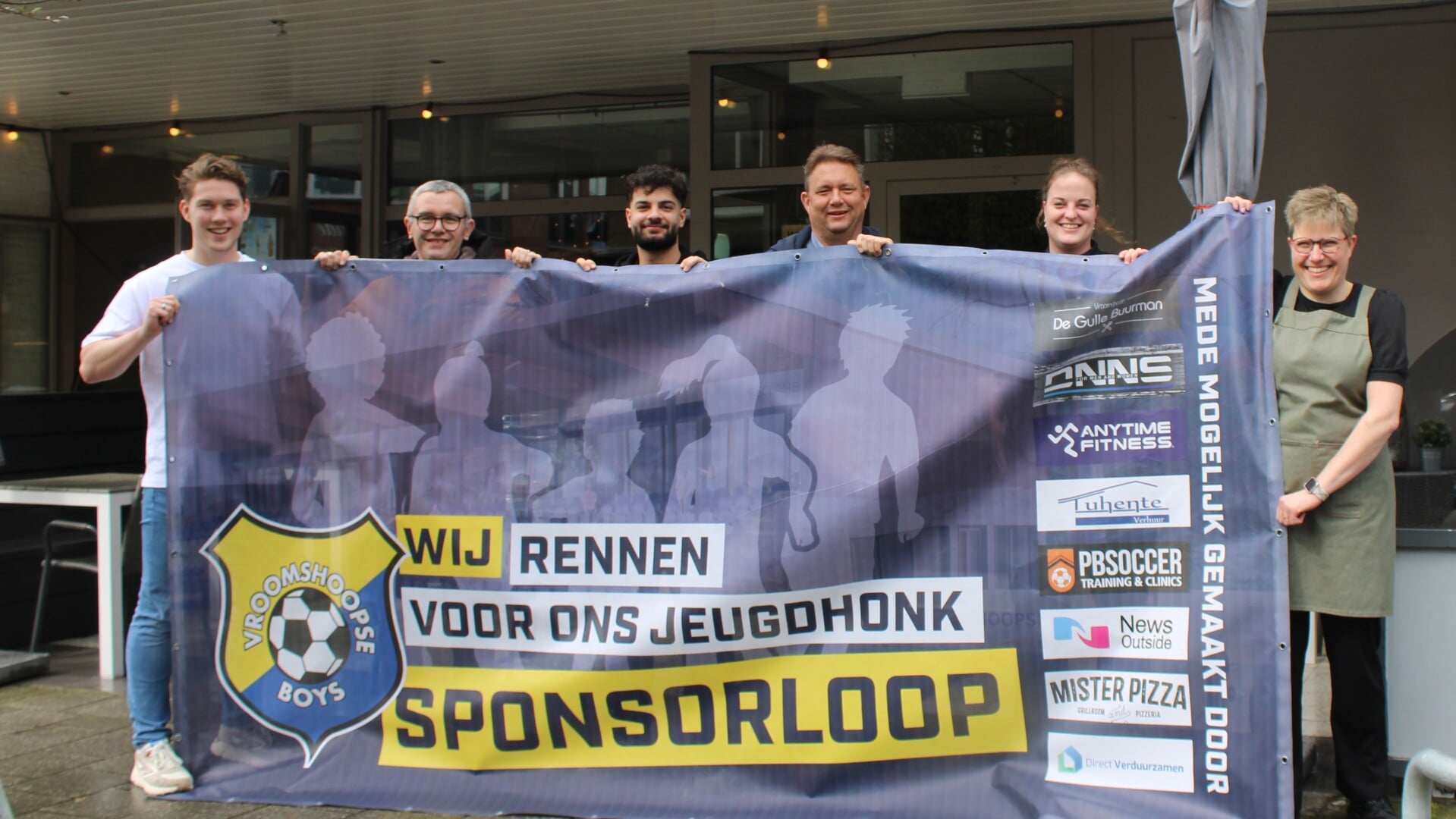 Vroomshoopse ondernemers steunen de sponsorloop van Vroomshoopse Boys. Tweede van links jeugdvoorzitter Dirk-Jan van Ziel van Vroomshoopse Boys.