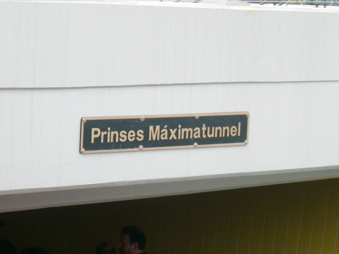 Naamplaat van de fietstunnel bij het NS-station.