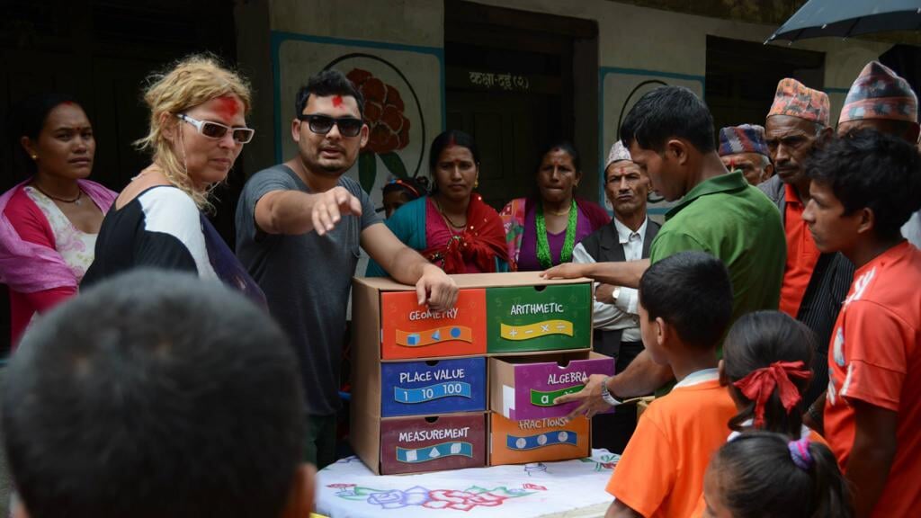 Saskia Keizer en Raj Giri tijdens een van hun acties, waarbij ze speelgoed en lesmateriaal uitdelen in Nepal. 