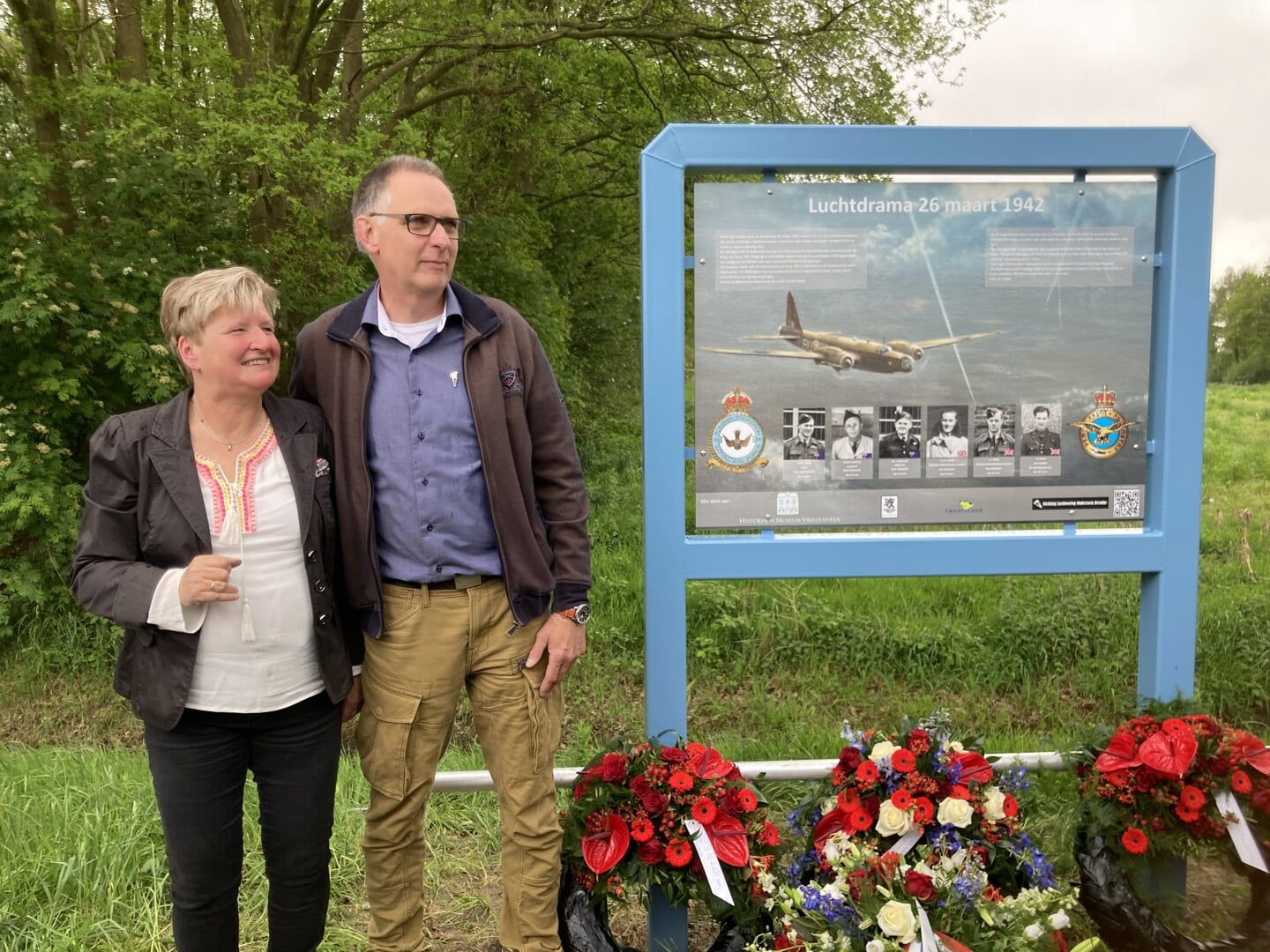 Anja en Bert Sluijer naast het paneel dat ze onthulden ter herinnering aan het luchtdrama op 26 maart 1942.