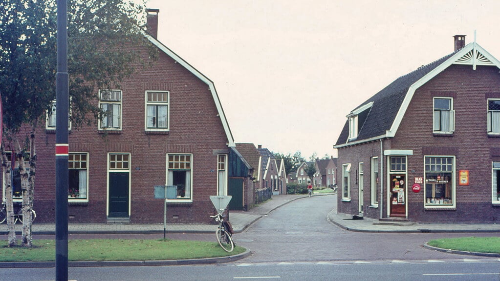 De Molenstraat rond 1970 gezien vanaf de Haarstraat. De Molenstraat is genoemd naar de molen van Rosman die tot 1933 aan het eind van de Molenstraat stond. 